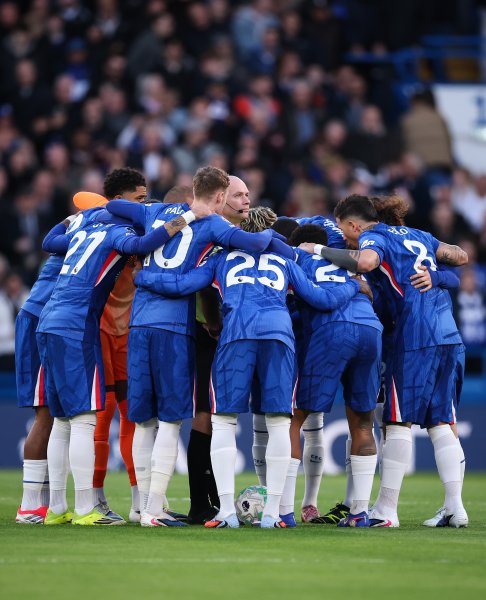 Играчите на Челси обградиха съдията Пол Тиърни преди мача с1