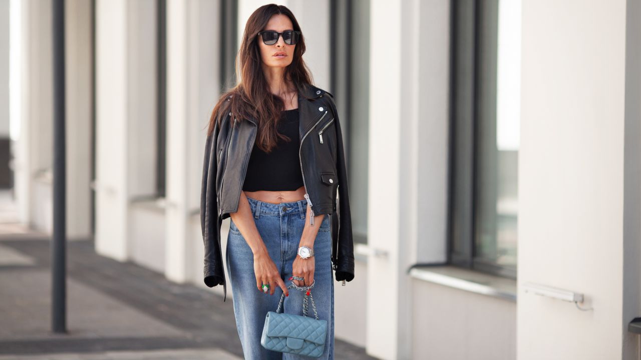 <p>Кожено яке Това не е класическо кожено яке, а модели, които наподобяват мини якета или дори бомбър якета. Тази опция изглежда по-лека и по-актуална за пролетта. Стилистът отбелязва, че такива якета се комбинират лесно с дънки, поли или класически панталони. Тази тенденция напомня и за модата от началото на 2000 г.</p>