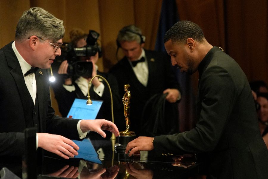 <p>Номинираният за първи път Майкъл Б. Джордан спечели "Оскар" за най-добър актьор за превъплъщението си в братя близнаци във филма на ужасите "Грешници".</p>