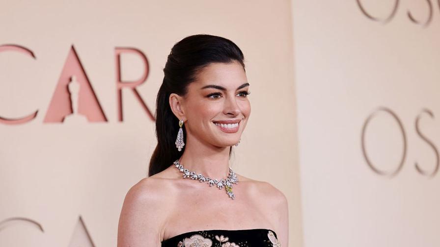 "Какво направи със себе си?": Ан Хатауей изуми на "Оскарите" с "ново лице"