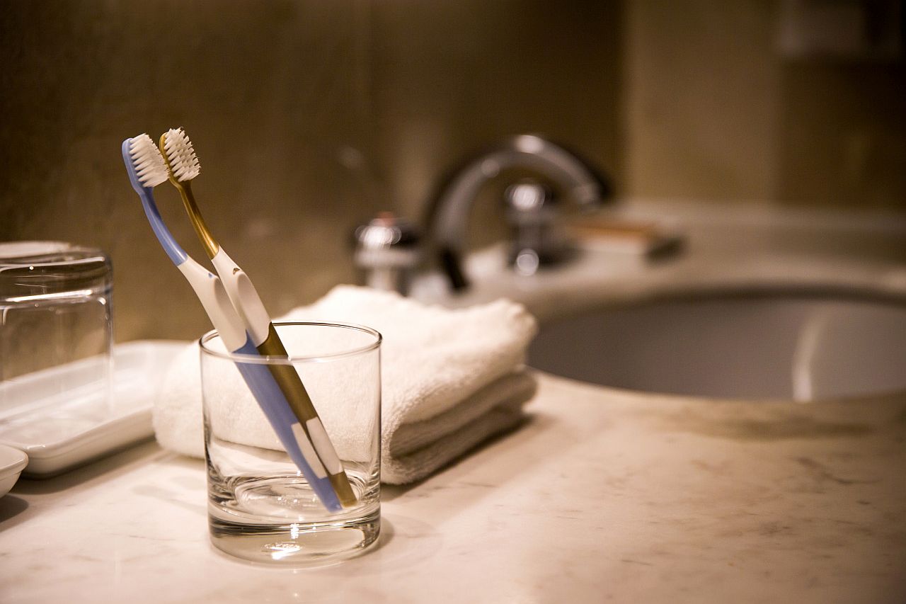 <p><strong>Чаша в банята</strong></p>

<p>В някои хотели чашите може да не се измиват много старателно. Понякога те просто се изплакват набързо. Затова опитните туристи често ги изплакват с гореща вода или използват собствена бутилка.</p>