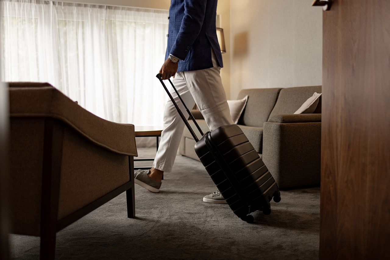 <p><strong>Килим в стаята</strong></p>

<p>Килимите изглеждат чисти, но всъщност могат да се натрупват прах, косми и микроби. Те се почистват с прахосмукачка, но не се почистват основно толкова често. Ето защо много пътешественици не ходят боси по килима.</p>