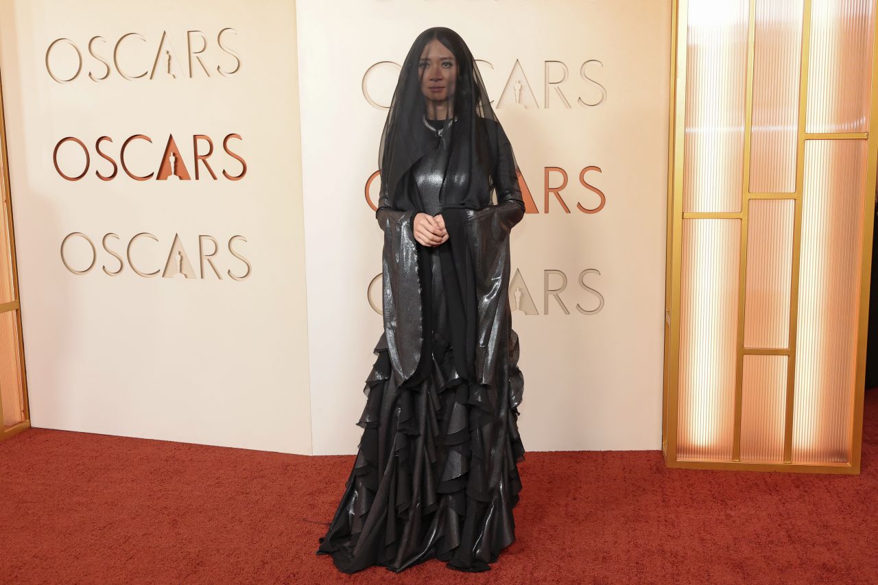 <p>Скрита под черен воал, режисьорката Клои Жао демонстрира визия, вдъхновена от &sbquo;силата да оставиш нещата да умрат&lsquo;.</p>