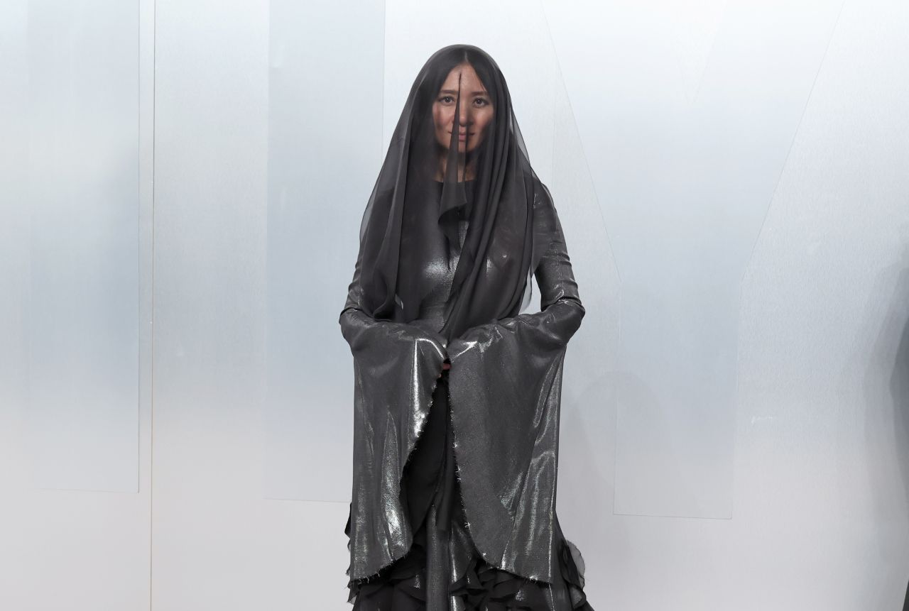 <p>Скрита под черен воал, режисьорката Клои Жао демонстрира визия, вдъхновена от &sbquo;силата да оставиш нещата да умрат&lsquo;.</p>