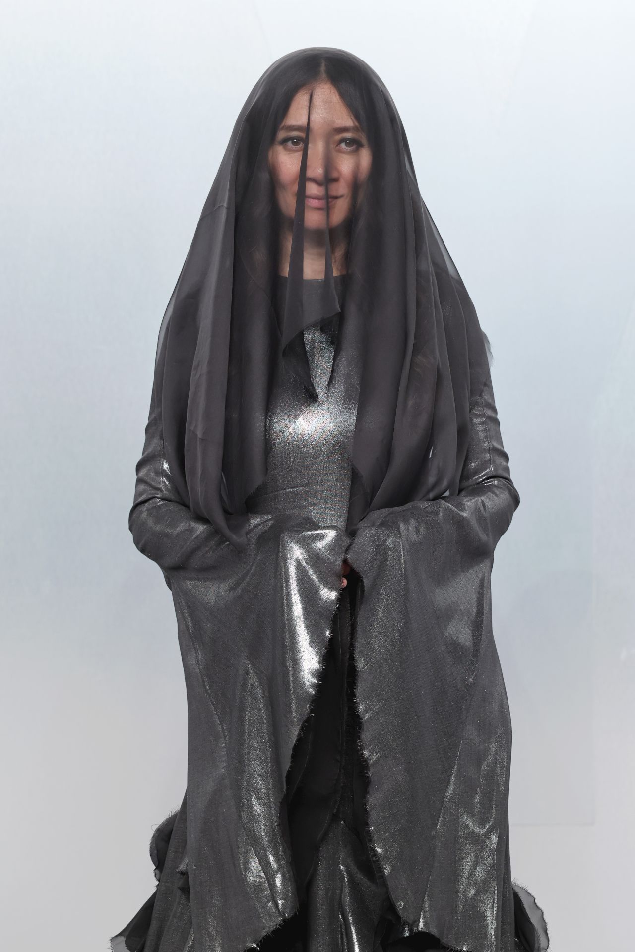 <p>Скрита под черен воал, режисьорката Клои Жао демонстрира визия, вдъхновена от &sbquo;силата да оставиш нещата да умрат&lsquo;.</p>