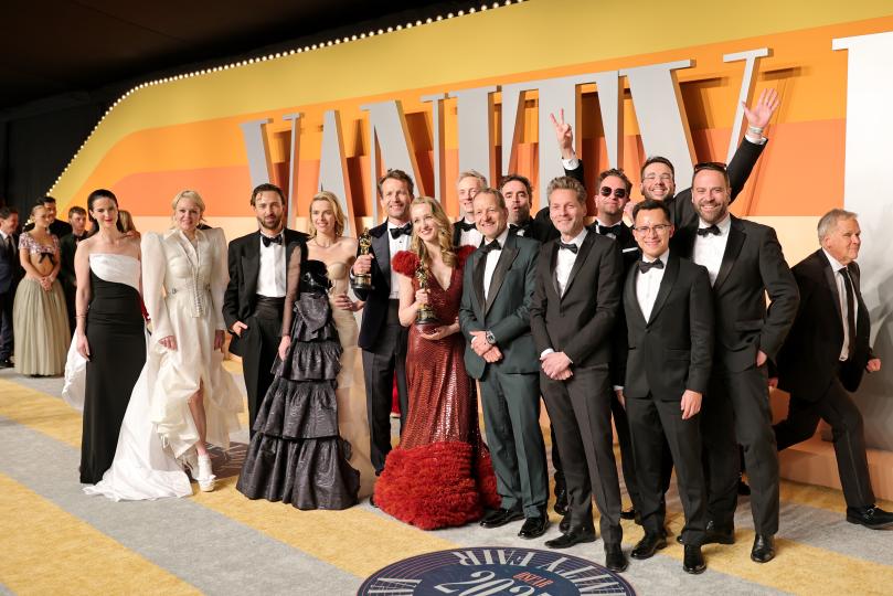 След партито на Оскарите поглед към сребърния килим на Vanity Fair (СНИМКИ) - снимка 14