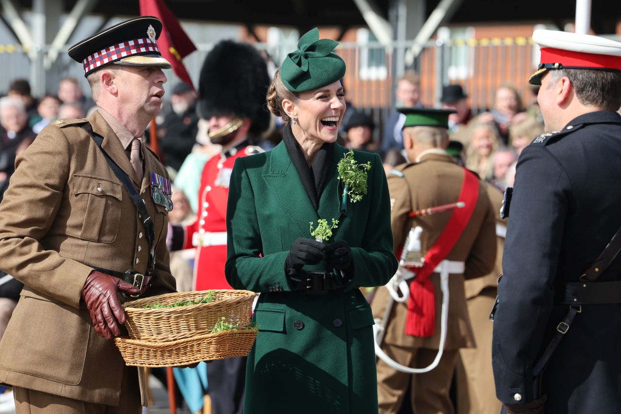 <p>Принцесата на Уелс отбеляза Деня на Свети Патрик с безупречен стил, напомняйки за еволюцията си в кралското семейство. Докато през 2012 г. тя беше просто съпруга на принц, днес Кейт е начело на полка, съчетавайки военната строгост с висшата мода.</p>