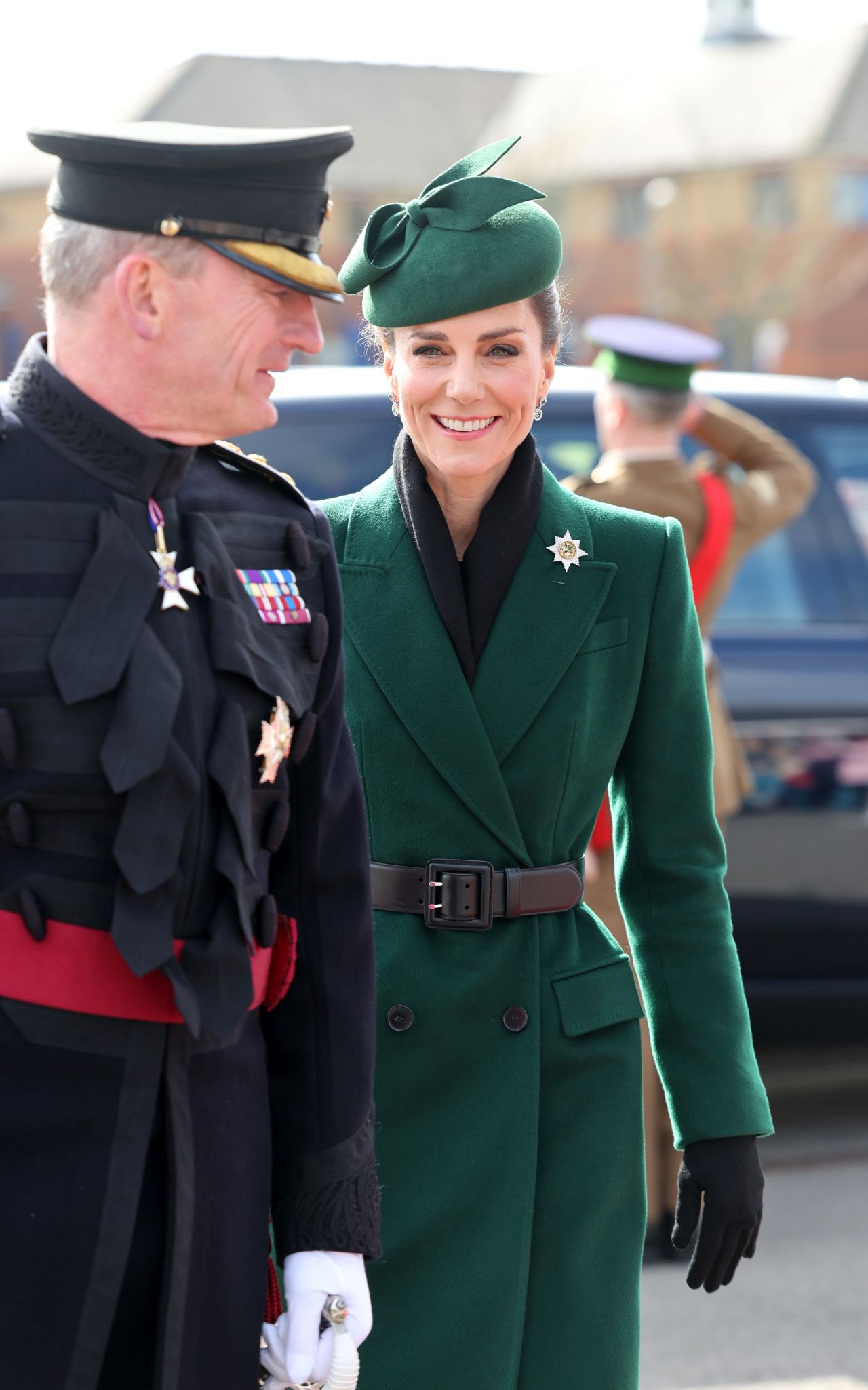 <p>Принцесата на Уелс отбеляза Деня на Свети Патрик с безупречен стил, напомняйки за еволюцията си в кралското семейство. Докато през 2012 г. тя беше просто съпруга на принц, днес Кейт е начело на полка, съчетавайки военната строгост с висшата мода.</p>