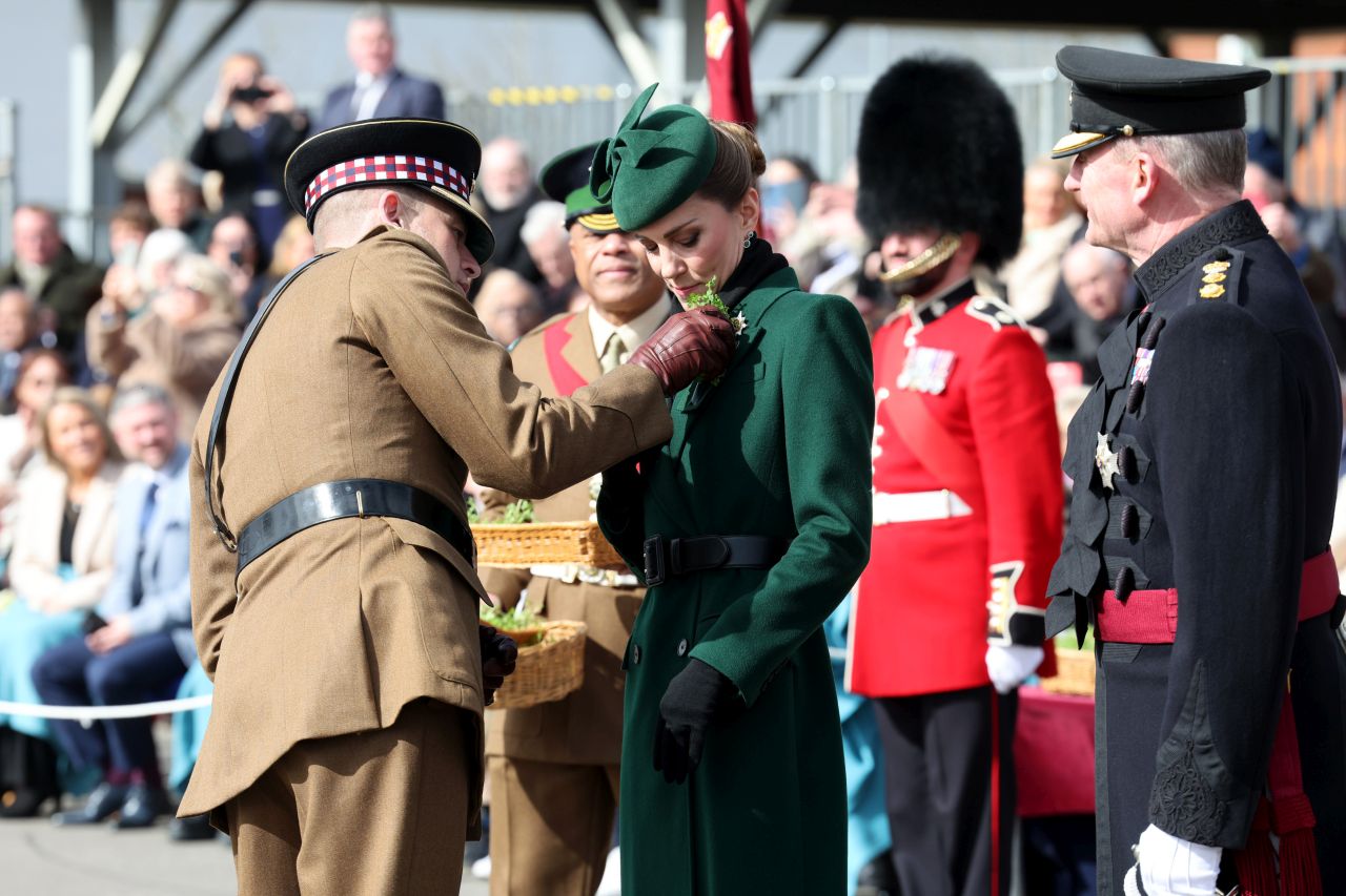 <p>Принцесата на Уелс отбеляза Деня на Свети Патрик с безупречен стил, напомняйки за еволюцията си в кралското семейство. Докато през 2012 г. тя беше просто съпруга на принц, днес Кейт е начело на полка, съчетавайки военната строгост с висшата мода.</p>
