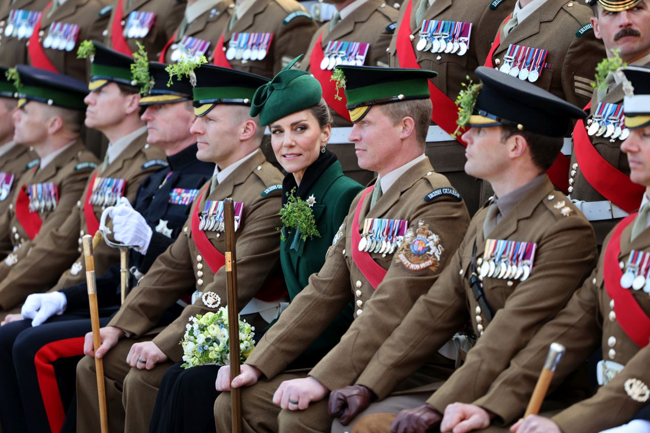 <p>Принцесата на Уелс отбеляза Деня на Свети Патрик с безупречен стил, напомняйки за еволюцията си в кралското семейство. Докато през 2012 г. тя беше просто съпруга на принц, днес Кейт е начело на полка, съчетавайки военната строгост с висшата мода.</p>