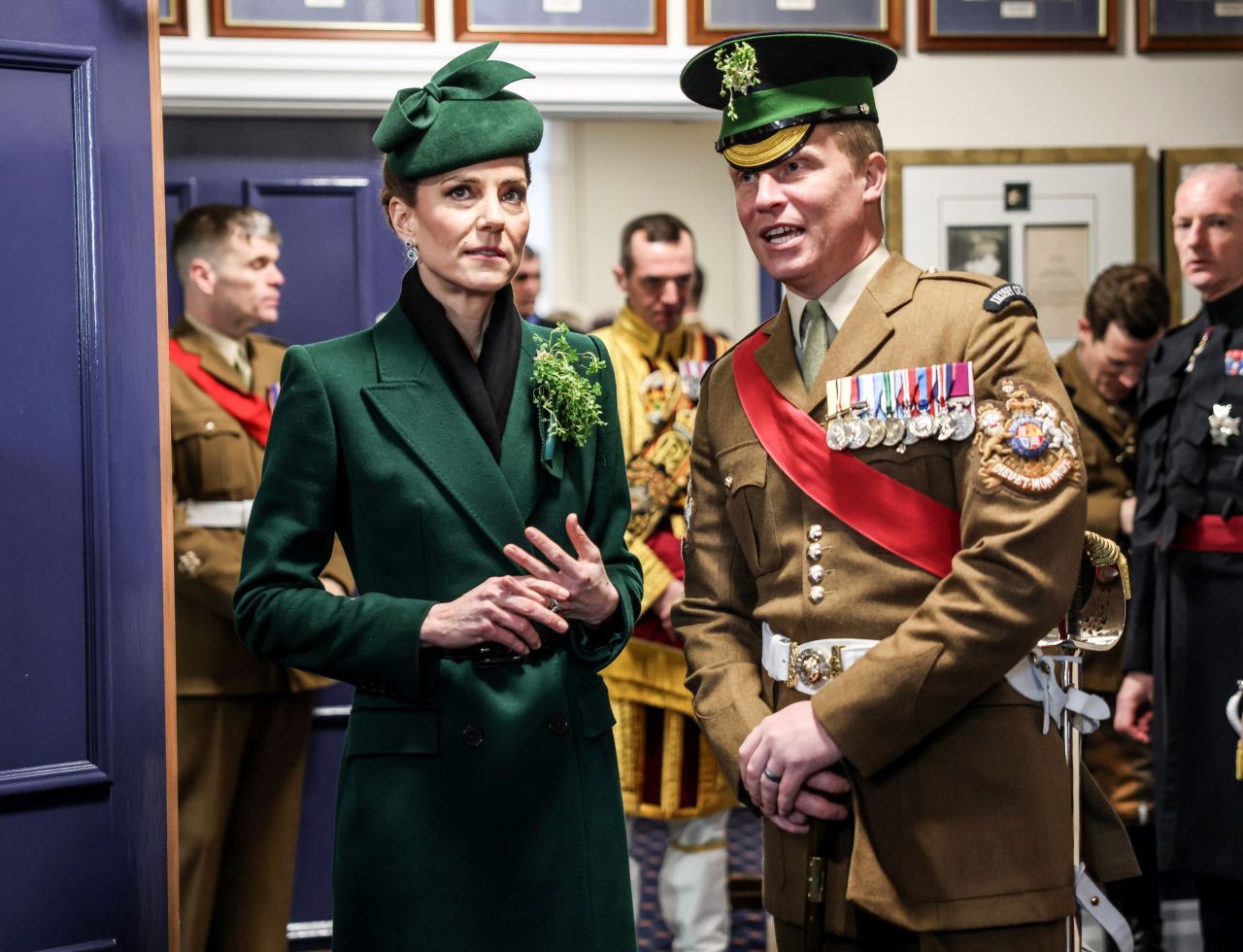 <p>Принцесата на Уелс отбеляза Деня на Свети Патрик с безупречен стил, напомняйки за еволюцията си в кралското семейство. Докато през 2012 г. тя беше просто съпруга на принц, днес Кейт е начело на полка, съчетавайки военната строгост с висшата мода.</p>