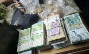 Арестуваха криминално проявен с тефтери с имена и големи суми пари в Ботевград