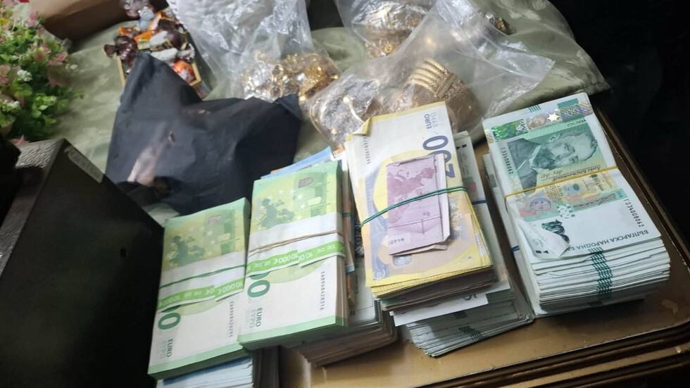 Арестуваха криминално проявен с тефтери с имена и големи суми пари в Ботевград