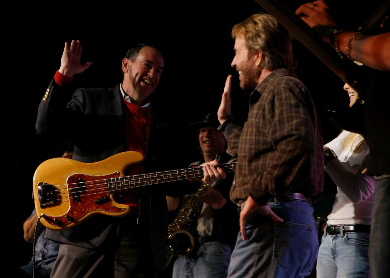 <p>Холивуд загуби своята най-голяма екшън легенда &ndash; Чък Норис почина, оставяйки след себе си десетилетия кино история. От битките с Брус Лий до &bdquo;Уокър, тексаският рейнджър&ldquo;, той се превърна в символ на несломимия дух. Вижте най-силните му моменти в кадри</p>