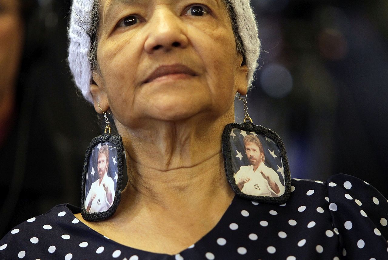 <p>Холивуд загуби своята най-голяма екшън легенда &ndash; Чък Норис почина, оставяйки след себе си десетилетия кино история. От битките с Брус Лий до &bdquo;Уокър, тексаският рейнджър&ldquo;, той се превърна в символ на несломимия дух. Вижте най-силните му моменти в кадри</p>