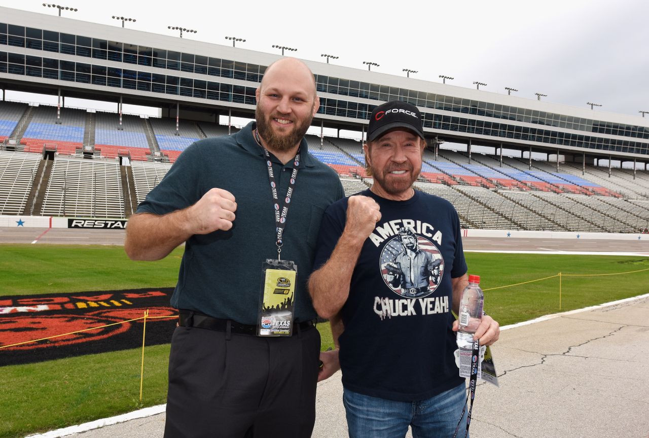 <p>Холивуд загуби своята най-голяма екшън легенда &ndash; Чък Норис почина, оставяйки след себе си десетилетия кино история. От битките с Брус Лий до &bdquo;Уокър, тексаският рейнджър&ldquo;, той се превърна в символ на несломимия дух. Вижте най-силните му моменти в кадри</p>