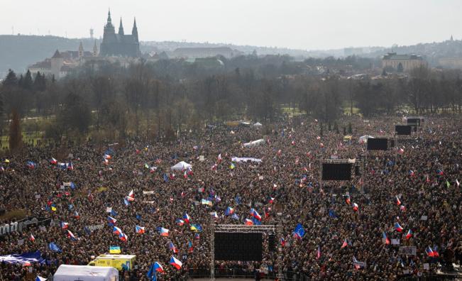Огромен протест срещу правителството в Чехия