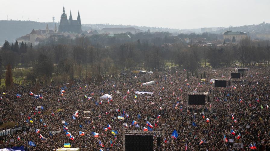Огромен протест срещу правителството в Чехия