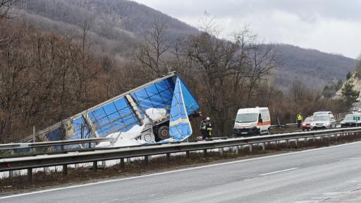 Тир се обърна в канавката на магистрала "Тракия"