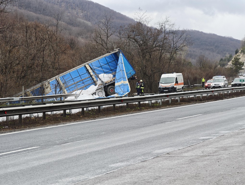 Тир се обърна в канавката на магистрала "Тракия"