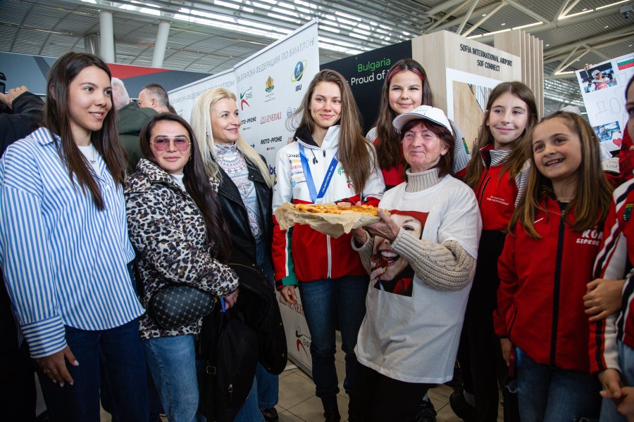 Лора Христова се завърна в България1