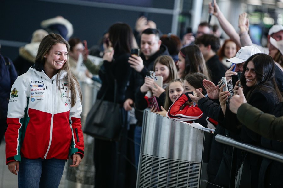 Лора Христова се завърна в България1
