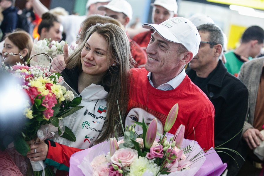 Лора Христова се завърна в България1