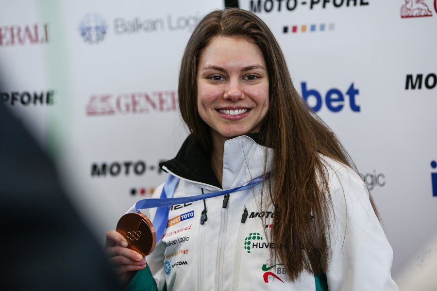 Лора Христова се завърна в България1