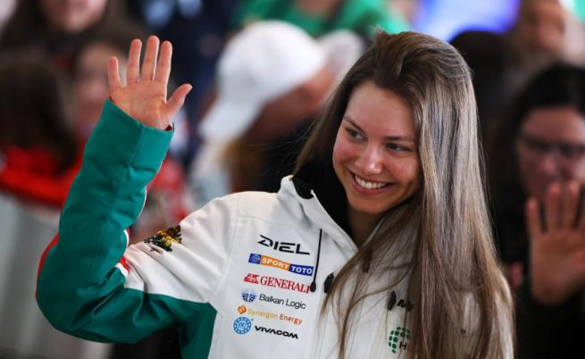 Олимпийската медалистка Лора Христова се прибра в България (СНИМКИ)