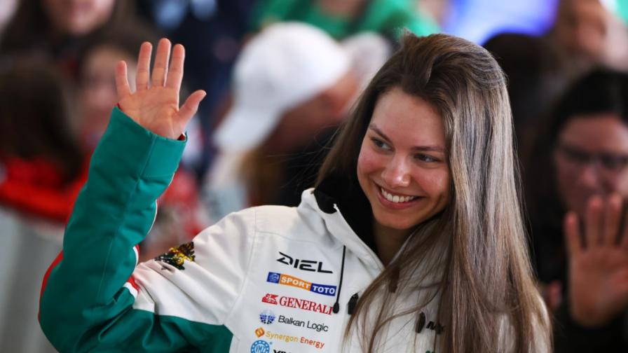 Олимпийската медалистка Лора Христова се прибра в България (СНИМКИ)