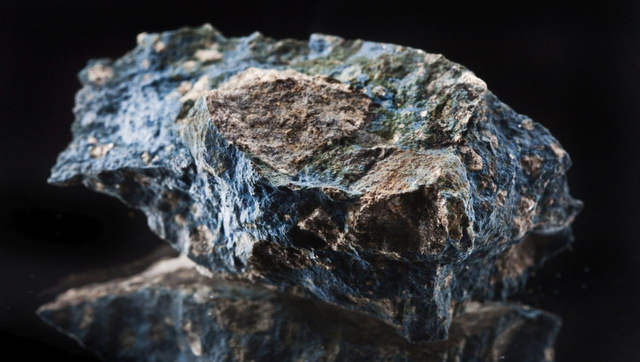 Мистерията на „синия камък“: Как един евтин сувенир се оказа научен феномен