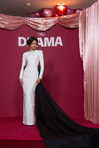 <p>Зендая с нова булчинска рокля и впечатляващи бижута на премиерата на "The Drama" в Париж.</p>