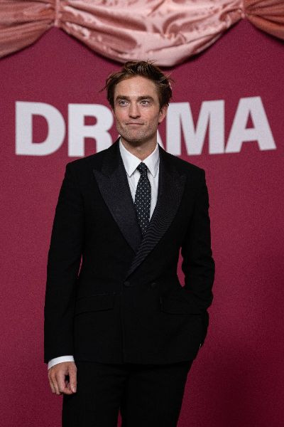 <p>Зендая с нова булчинска рокля и впечатляващи бижута на премиерата на "The Drama" в Париж.</p>