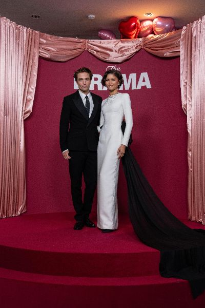 <p>Зендая с нова булчинска рокля и впечатляващи бижута на премиерата на "The Drama" в Париж.</p>