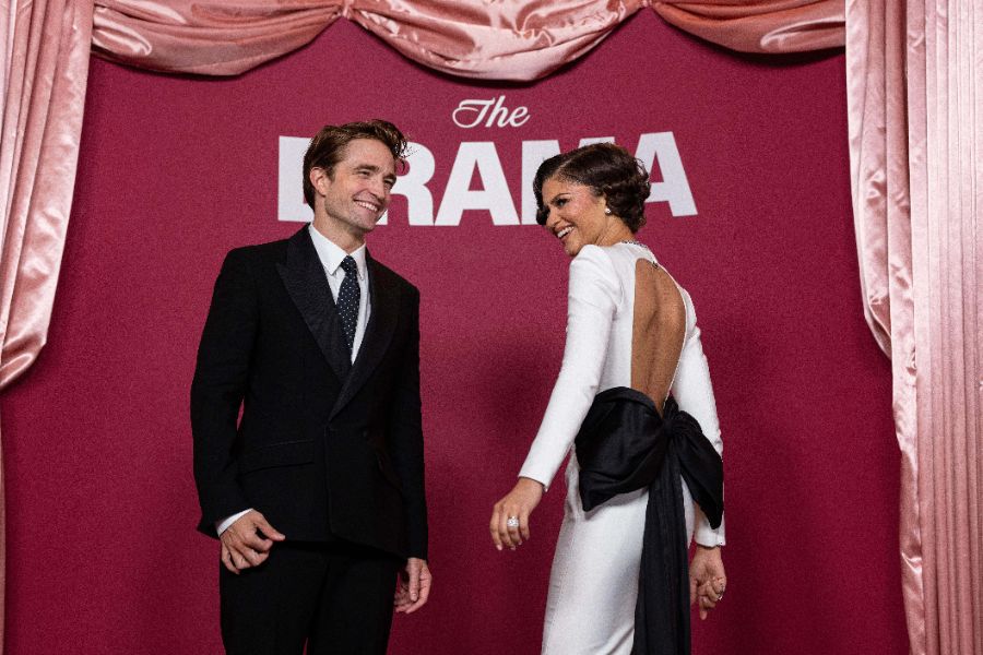 <p>Зендая с нова булчинска рокля и впечатляващи бижута на премиерата на "The Drama" в Париж.</p>