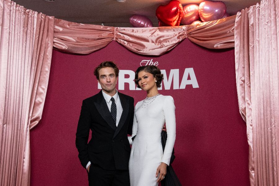 <p>Зендая с нова булчинска рокля и впечатляващи бижута на премиерата на "The Drama" в Париж.</p>