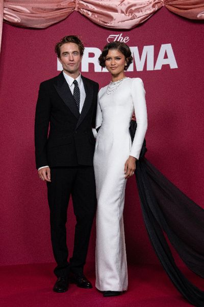 <p>Зендая с нова булчинска рокля и впечатляващи бижута на премиерата на "The Drama" в Париж.</p>