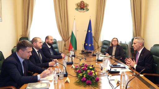 Гюров обсъди с експерти мерки срещу петролната криза