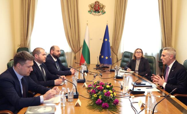 Гюров обсъди с експерти мерки срещу петролната криза