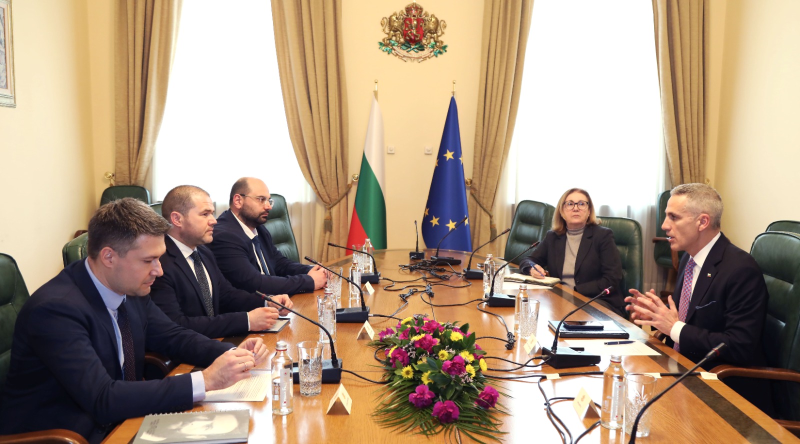 Гюров обсъди с експерти мерки срещу петролната криза