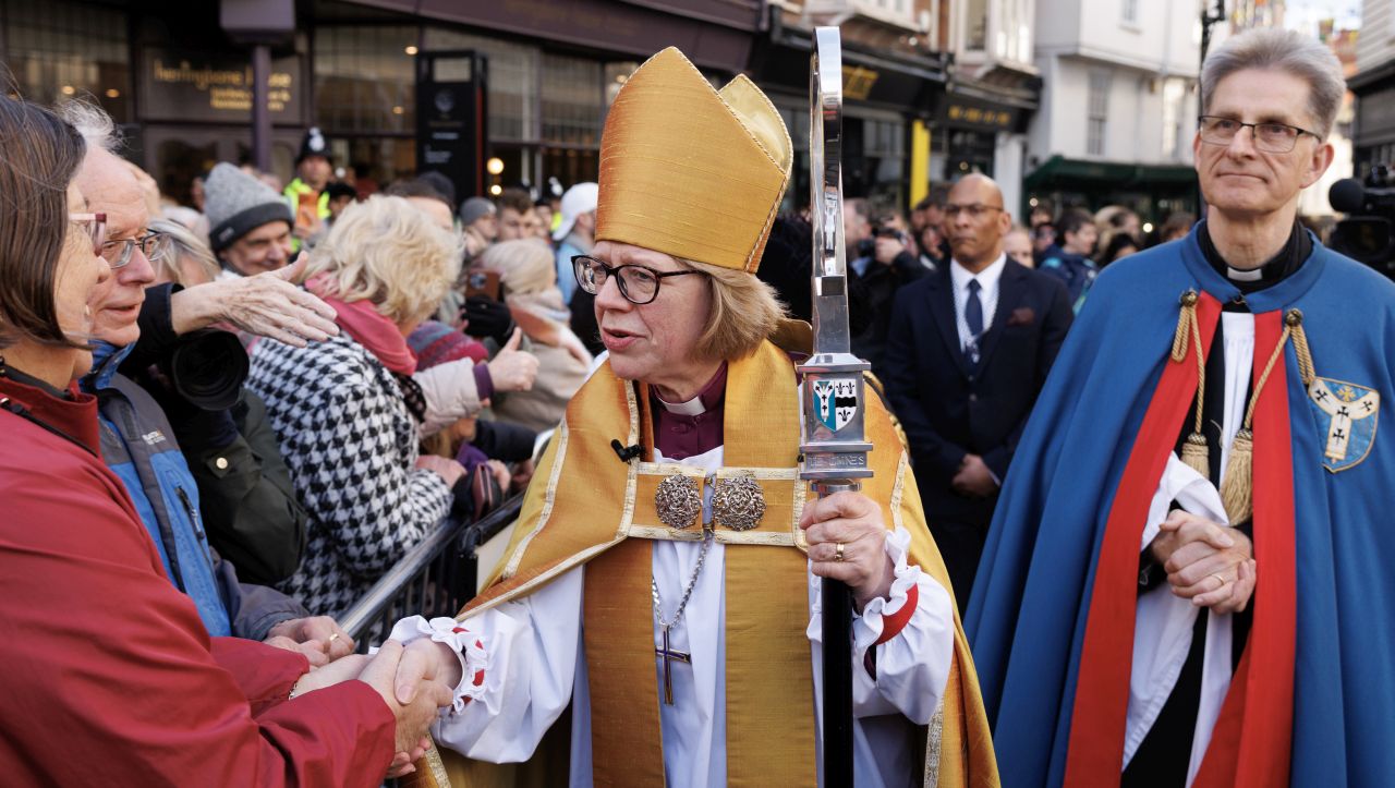 <p>Сара Мълали беше официално въведена в длъжност като архиепископ на Кентърбъри, с което започна публичното ѝ служение като първата жена начело на Англиканската църква</p>