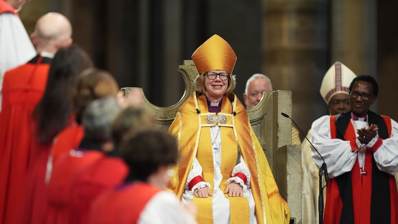 <p>Сара Мълали беше официално въведена в длъжност като архиепископ на Кентърбъри, с което започна публичното ѝ служение като първата жена начело на Англиканската църква</p>