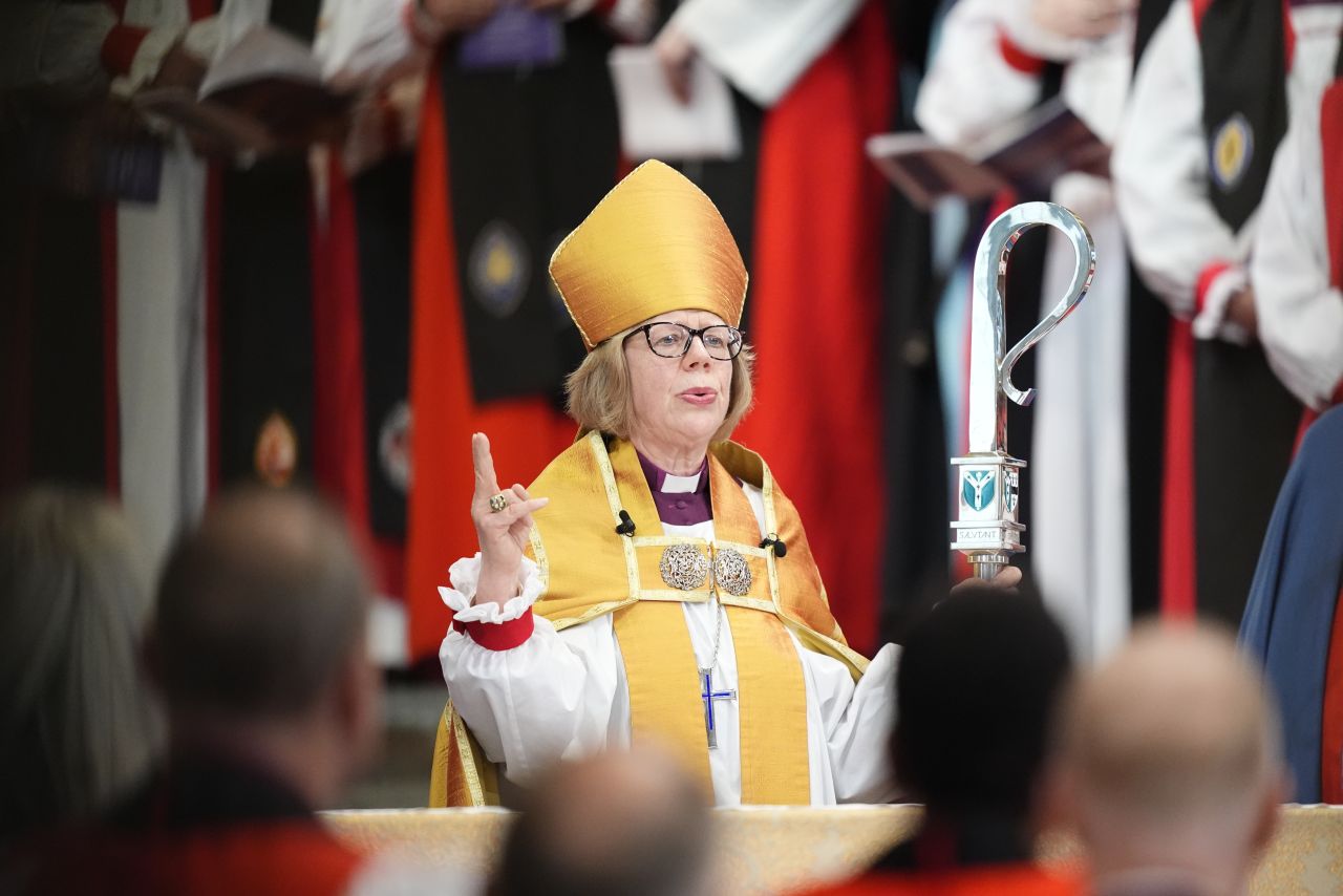 <p>Сара Мълали беше официално въведена в длъжност като архиепископ на Кентърбъри, с което започна публичното ѝ служение като първата жена начело на Англиканската църква</p>