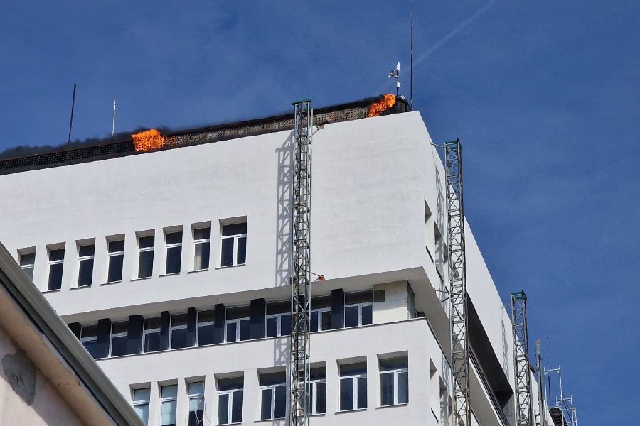 <p>Пожар гори на покрива на сградата на общината в Разград.</p>