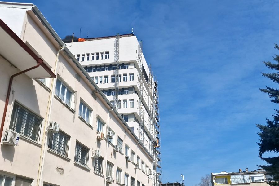 <p>Пожар гори на покрива на сградата на общината в Разград.</p>
