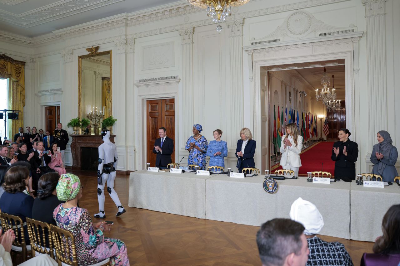 <p>Мелания Тръмп и хуманоидният робот Figure 03 демонстрират бъдещето на образованието, в което изкуственият интелект се превръща в персонален ментор по изкуство и наука.</p>