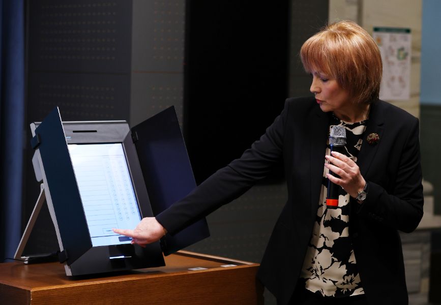 Представяне на образците на хартиена и електронна бюлетини (на снимката) за гласуване на предстоящите избори за народни представители на 19 април 2026 г. се провежда в ЦИК.