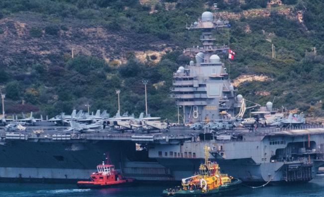 Запушени тоалетни и моряци, спящи по пода: Най-големият самолетоносач в света на спешен ремонт в Крит