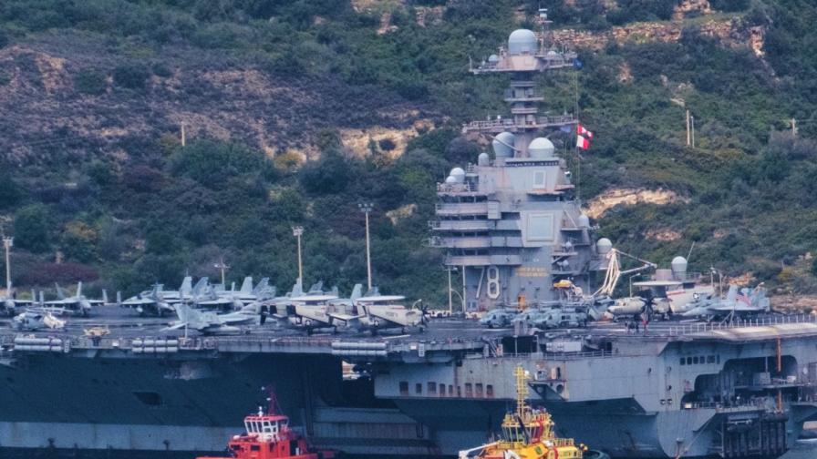 Запушени тоалетни и моряци, спящи по пода: Най-големият самолетоносач в света на спешен ремонт в Крит