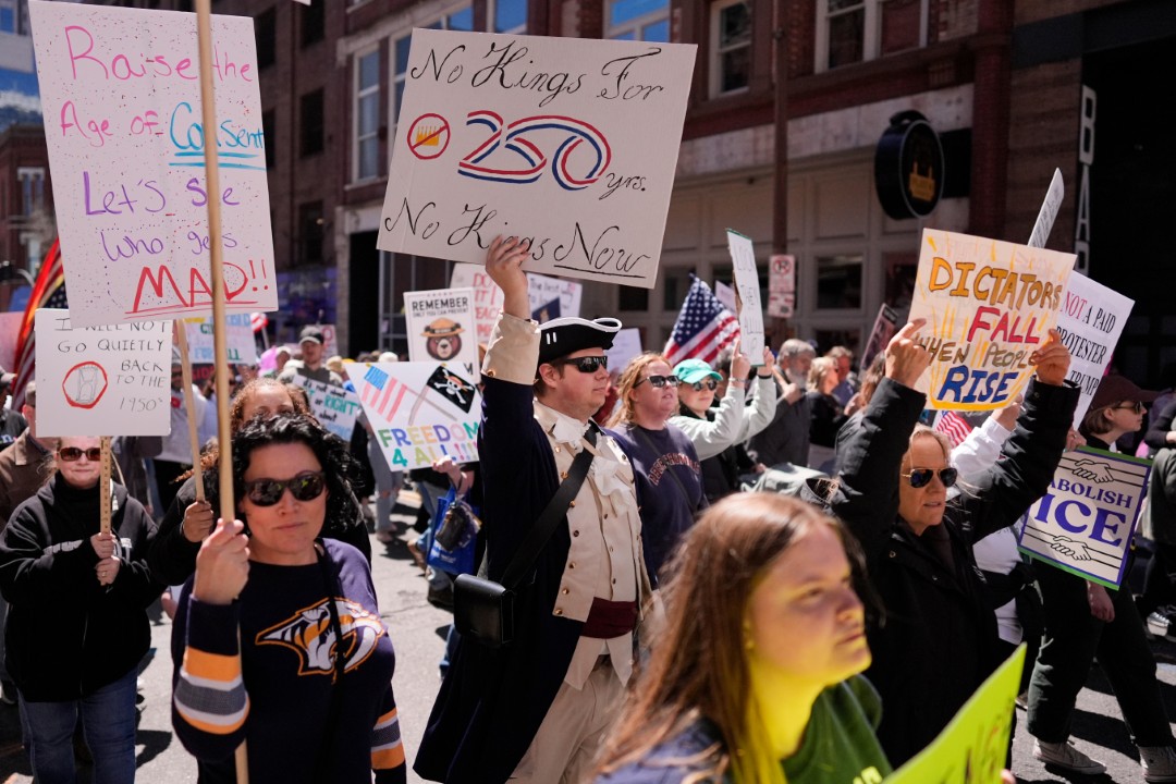 <p>Мащабни протести срещу администрацията на Тръмп се провеждат в редица градове в САЩ. Демонстрациите бележат третата вълна от митинги под надслов &bdquo;Без крале&ldquo; &ndash; инициатива, която в миналото е привличала милиони участници.</p>